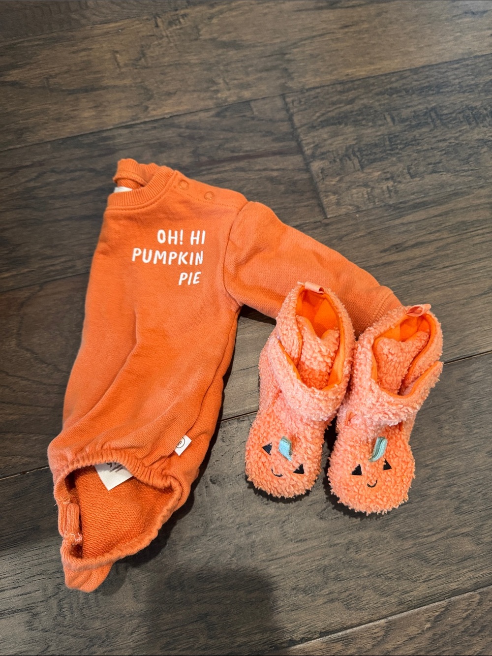 Carters ‘Oh! Hi Pumpkin Pie' Long-Sleeve bubble, pumpkin set & slippers